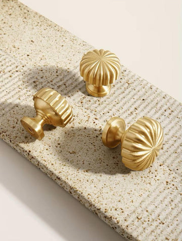 SOLARA Vintage Gold Sunflower Brass Cabinet Knob