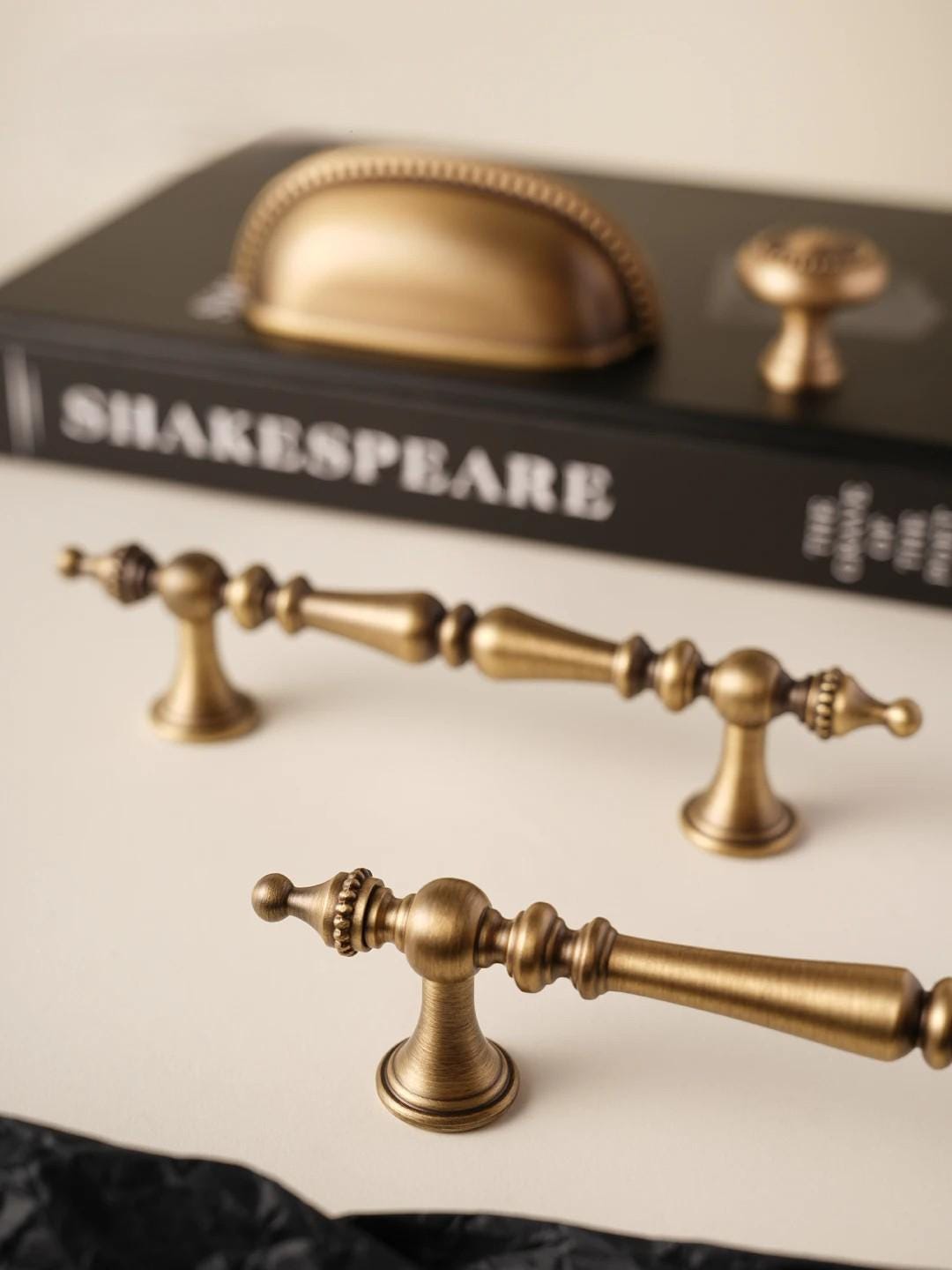 Antique bronze crown-shaped solid brass cabinet handle and knob