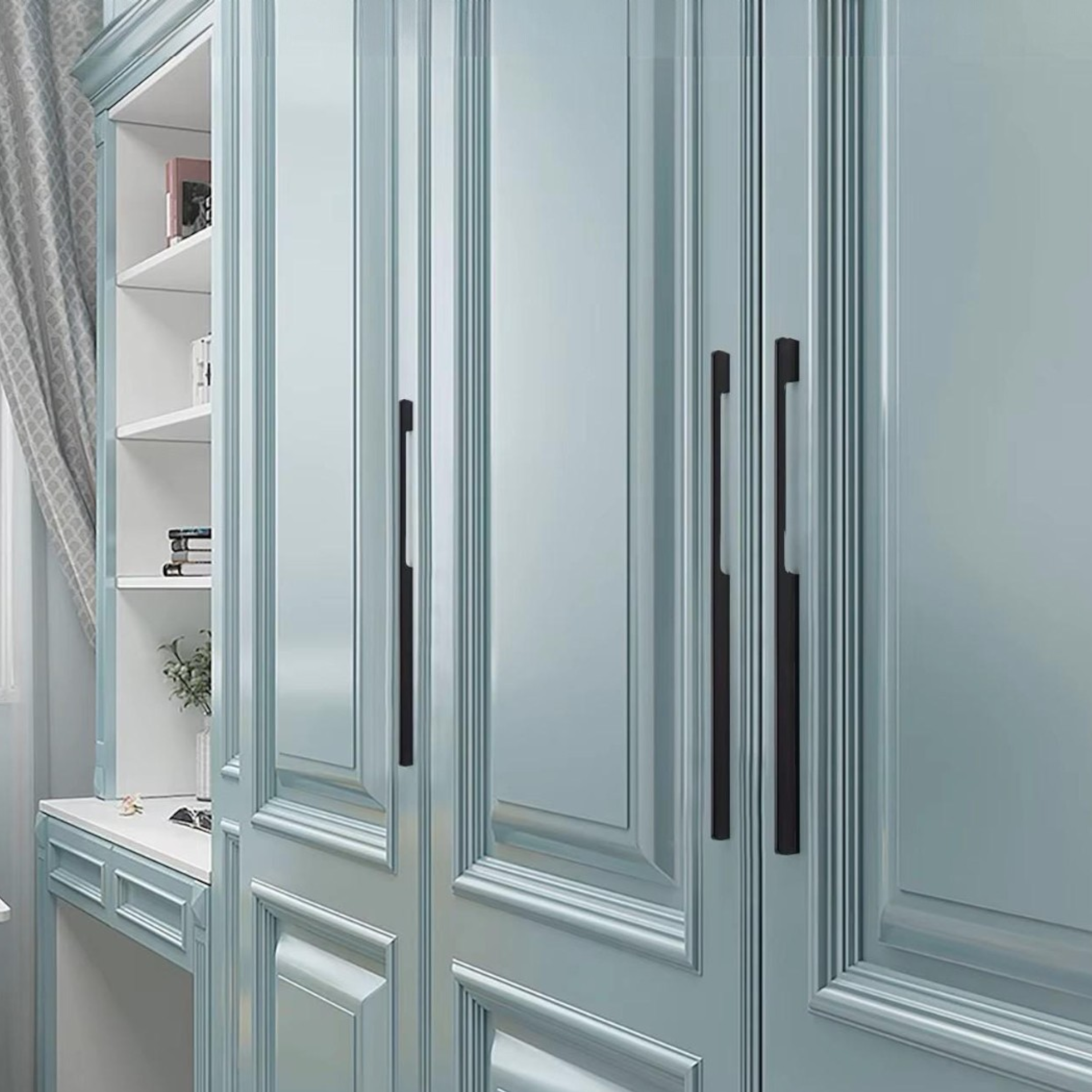 Extra-long design for large cabinet and wardrobe doors

Lightweight aluminum alloy with strong load-bearing performance

Corrosion and oxidation resistant – ideal for kitchen & bathroom use

Smooth electroplated surface with rounded, hand-friendly edges

Seamless one-piece construction – no splicing required

Modern matte black or luxury gold finish options