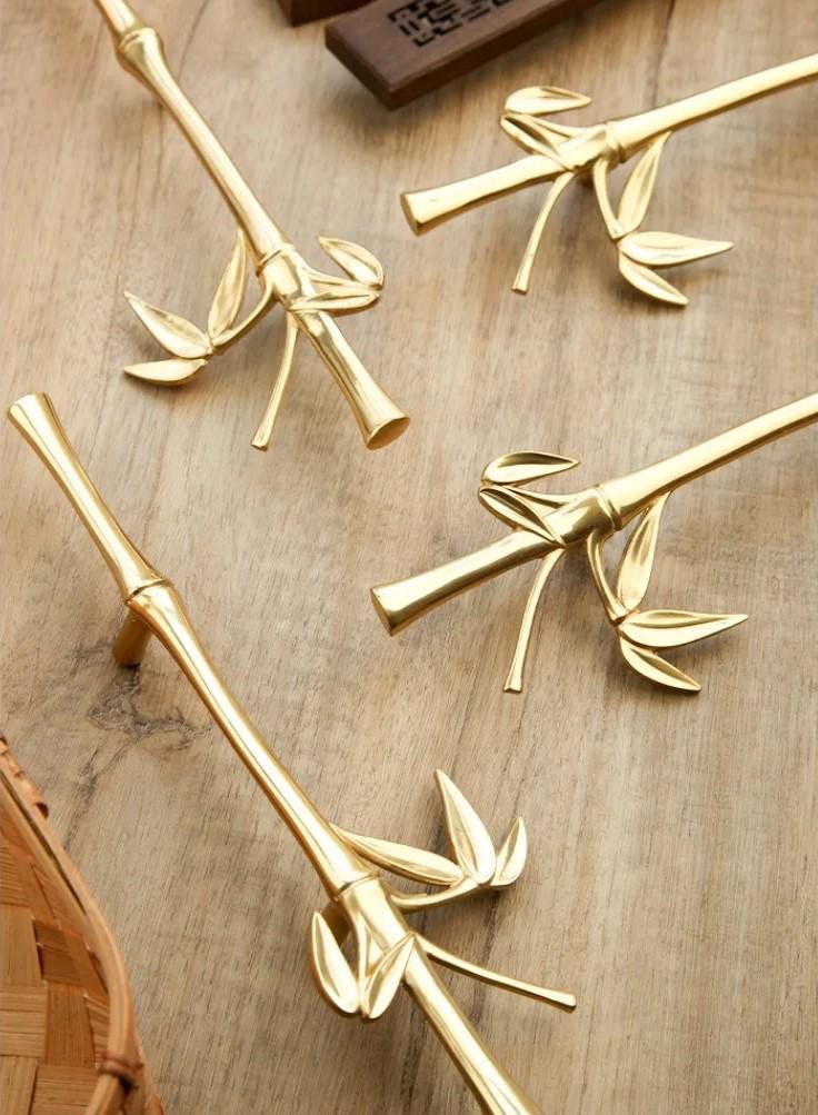 Bambura solid brass bamboo branch cabinet handle

Decorative brass wardrobe handle nature inspired

Luxury brass drawer pull bamboo design