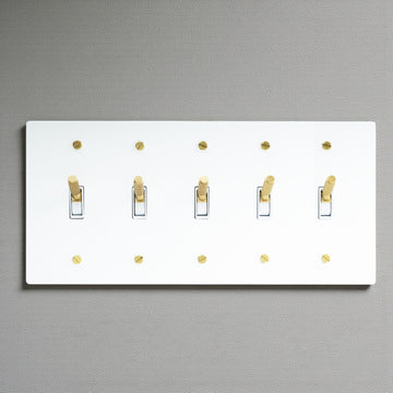 White and golden 5 gang retro brass toggle light switch with dimmer and socket, solid brass vintage wall plate, US standard electrical hardware
Solid brass construction with white & golden aged finish

5-gang panel designed for advanced multi-switch layouts

Retro toggle switches with a satisfying mechanical “click”

Rotary dimmer for smooth and precise lighting control

Compatible with toggle, dimmer, socket, GFCI, and Type-C modules

Easy installation with matching screws included

Suitable for modern, vi