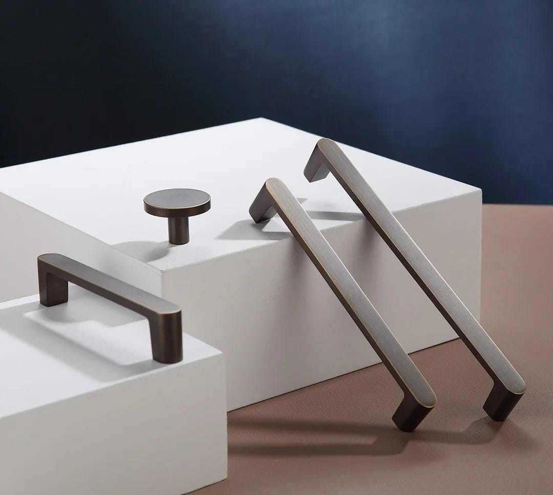 Available in Brushed Copper, Black, and Ancient Coffee, ORBIS™ complements a wide range of interior styles—from modern minimalism to warm, classic spaces. The smooth round profile provides a comfortable grip while adding a subtle yet refined design accent.